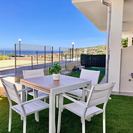 Con Giardino, Piscina E Vista Mare